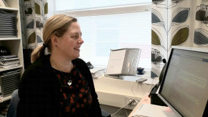 Rektorn Monica Mattbäck trodde att de skulle få fortsätta med närundervisning resten av läsåret, i och med att coronaläget lugnat ner sig i Österbotten. Monica Mattbäck, biträdande rektor i Borgaregatans skola sitter framför datorn i sitt arbetsrum.