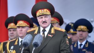 Lukasjenko avfärade oron över coronaviruset och lät hålla en stor militärparad på segerdagen den nionde maj. Vitrysslands president Aleksandr Lukasjenka talar vid en militärparad.