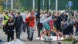 Det är upprymd stämning på skolgården. Och blandade känslor - roligt och nervöst att skolan börjar men samtidigt skulle det smaka med sovmorgon. Massor med folk på skolgården, både barn och vuxna.