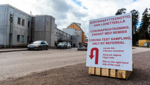 Vid hälsostationen finns klara direktiv för hur man ska köra till drive-in-platsen. Skylt vid hälsostation.