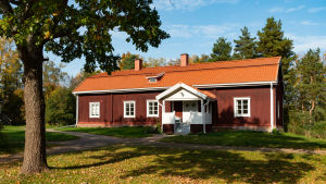 Gamla prästgården behöver också renoveras. Den röda prästgården i höstskrud.