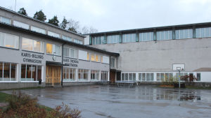 Snart kommer gymnasiestuderandena tillbaka till skolbyggnaden i Karis. skolbyggnad en grå novemberdag