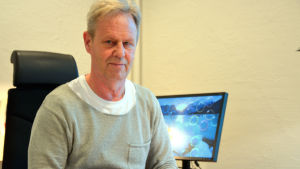 Göran Djupsund sitter vid ett arbetsbord.