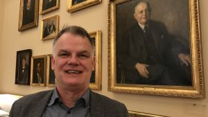Christian Langballe anser att Danmark fortsättningsvis beviljar för många medborgarskap. Han är bekymrad över att det inte ska gå att känna igen Danmark om 50-100 år, för att landet skulle ha förändrats kulturellt och demografiskt. Christian Langballe