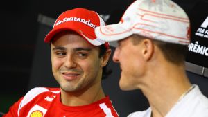 Felipe Massa ler mot Michael Schumacher.
