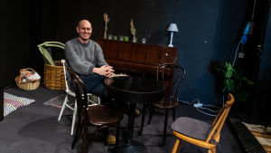 - Klubblokalen och inredningen på Gamla 123 har fått inspiration från Bar Mary, säger Antti Ansas. Antti Ansas vid en sittgrupp.