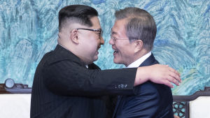 Kan Syd- och Nordkoreas ledare belönas med Nobels fredspris i år? Ledarna för Nord- och Sydkorea omfamnar varandra efter samtal i Panmunjom.