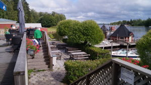 Strandis har en stor terrass som varit till nytta när restriktionerna begränsat antalet kunder inomhus. Standis vid Storströmmen i Larsmo.