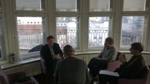 Finsk pressträff med Aki Kaurismäki på Hotel Savoys festvåning. Aki Kaurismäki intervjuas