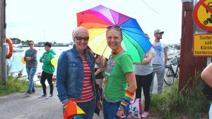 Maija Ruokonen kom från Åbo och Virve Savoila från Tenala för att delta i Hangö Pride. Maija Ruokonen och Virve Savoila under ett regnbågsfärgat paraply i Hangö.
