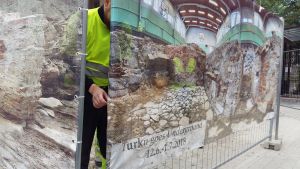 Reklamskylt över Turku goes underground- utställningen i Katedralskolan i Åbo.