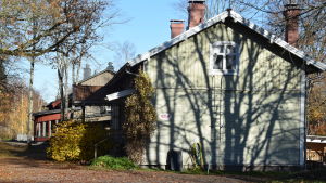Det minskade antalet barn syns i barnträdgården Rosengården. Ett grönt gammal trähus. I bakgrunden syns en röd skolbyggnad.