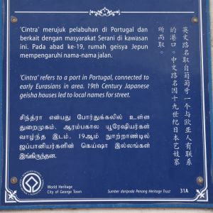 Officiella skyltar skrivna på bahasa malaysia, engelska, tamil och kinesiska är vanliga i Georgetown. Skylt på tre språk i Georgetown, Malaysia.