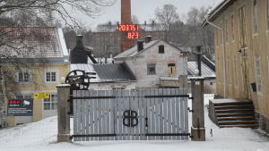 Nu ska portarna till Billnäs bruk stå öppna. Klockan på skorstenen i Billnäs