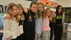 Elever i Amosparkens skola ordnar stort disco för cancersjuka barn. Jemina Funck, Elin Heikkinen, Erin Eggert, Melinda Eriksson , Fanny Holmström, Anni Forsman och Tindra Nordström. På bilden saknas Emlia Engblom, som också hör till arrangörerna. Sju flickor med armarna om varandra.