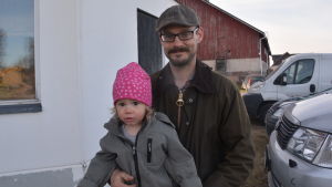 Gustav Holmbom lovar nypotatis till midsommar. Dottern instämmer. Gustav Holmbom med dotter