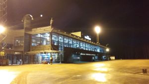 Det finns inget automatiskt larm på Åbo flygplats. Åbo flygplats en vinterkväll.