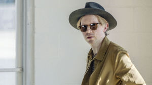 Beck on yksi kymmenistä artisteista kokeellisessa musiikkielokuvassa Station to Station (2015).