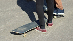 Målet är att skateparken ska stå klar innan året är slut. Fötterna på två ungdomar med skateboards.