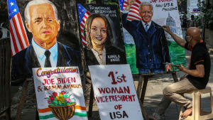 Joe Biden är bara en frontfigur för den djupa staten, inte den som kommer att ha den riktiga makten, menar Mart och Martin Helme i sitt radioprogram. Målningar av Joe Biden och Kamala Harris.