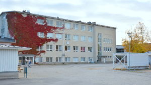 Sarlinska skolan är i behov av renovering. Sarlinska skolas byggnad i halvmulet höstväder. En vit tegelbyggnad med fyra våningar.