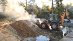 Anders Ingman tömmer gödselstaden med sin traktor. Lastning av stallgödsel på Anders Ingmans gård