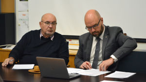 Det har blivit många mötestimmar för Lars-Erik Gästgivars och Kim Berg. Lars Gästgivars (SFP) och Kim Berg (SDP).