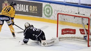 Robin Press överlistade Karri Rämö med sitt straffslag. Robin Press lyfter in pucken bakom Karri Rämö i TPS-målet.