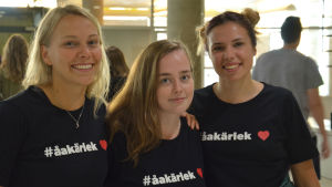 Lina Wilson, Erika Sundström och Ronja Kaplin. Lina Wilson, Erika Sundström och Ronja Kaplin står bredvid varandra och ler.