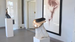 Fram till mitten av mars visas Laila Pullinens minnesutställning, som omfattar femtio skulpturer och bilder. Två skulpturer i sten och metall inne i Näse gårds utställningsrum.