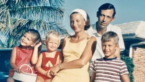 11-åriga Bertrand Piccard längst till höger. Bakom honom hans pappa Jacques, som var den första person som dök ner till Marianergravens botten (så gott som) med ubåt. Bertrand Piccard med sina föräldrar och sina syskon år 1969.