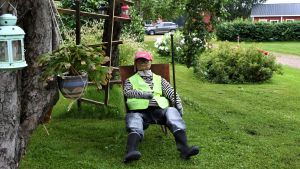 Einar heter den här gubben. Han trivs med att arbeta men helst tittar han bara på. Egentligen är det Heidi som har gjort dockan, men den döptes efter en välkänd bybo. En docka som ser ut som en människa med neonfärgad väst och röd keps sitter i en trädgård med "ansiktet" mot kameran.