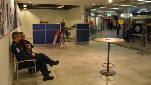 Det var rätt lugnt på polisstationen på måndagsförmiddagen. Två personer sitter i stolar i polisens popup-kontor i Hansakvarteret i Åbo centrum.