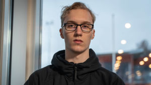 "Vad gäller studier tycker jag att alla borde kunna ha ungefär samma möjligheter oberoende av ekonomisk situation", säger abin Hugo Rots." Manlig gymnasieelev med glasögon och svart collegetröja.