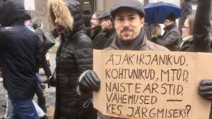 "Journalister, domare, frivilligorganisationer, gynekologer, minoriteter - vem är de nästa?" - EKRE-politiker har uttalat sig negativt och enligt många hotfullt mot flera samhällsgrupper. En demonstrant i Estland visar ett plakat där det står; "Journalister, domare, frivilligorganisationer, gynekologer, minoriteter - vem är nästa?"