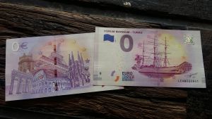 Två 0-eurossedlar på museifartyget Suomen Joutsens däck.