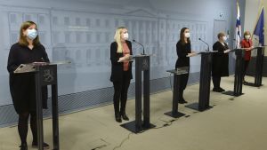 I stället för arbetslöshetsersättning fram till pensionen ska fokus ligga på fortbildning för äldre arbetstagare som blivit uppsagda. Regeringen Marin håller presskonferens.
