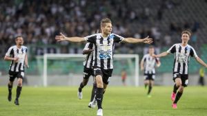 Strandvall firar efter att han nätat borta mot Olimpija Ljubljana i EL-kvalet 2017. Sebastian Strandvall jublar efter sitt mål i Europa League-kvalet 2017.