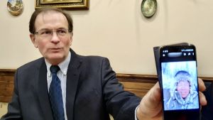 Svitojus visar att han har diskuterat klimaten med alla möjliga personer, som den här mannen han känner i Sibirien. "Klimatet är inte mer tabu att prata om". Arūnas Svitojus visar en bild på mobiltelefonen som föreställer en kompis i Sibirien.
