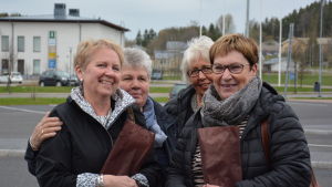 På vift i Kimito. Monica Häggström, Birgitta Lindberg, Lisbeth Holmqvist och Lisbeth Hagman saknar bland annat planteringar i Kimito. Fyra kvinnor med Kimito i bakgrunden.