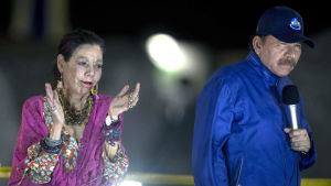 Det äkta paret som styr Nicaragua: Vicepresident Rosario Murillo (t.v.) och president Daniel Ortega (t.h.). Nicaraguas president Daniel Ortega tillsammans med sin hustru, vicepresident Rosario Murillo.
