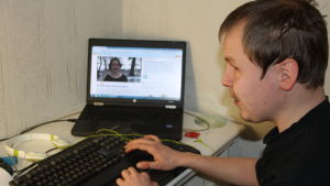 Johan Sundholm har en medfödd synskada. Han fungerar som it-södperson för andra synskadade