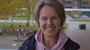 Ingåbon Lena Ray föreslår skämtsamt att andra kommuner kan ta efter Ingå och höja fastighetsskatten. Lena Ray