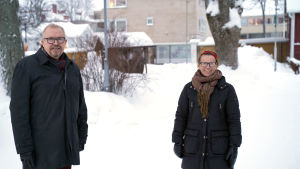 Stadsdirektör Ragnar Lundqvist och tf museichef Lena Dahlberg på det ställe där Kronan byggs i bakgrunden. Ragnar Lundqvist och Lena Dahlberg sår på Ektas gård.