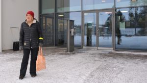 Vårbergabon Liisa Svahn är inte nöjd med det nya biblioteket. Liisa Svahn utanför Vårberga bibliotek i Borgå