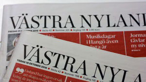 När John-Erik Jansén började jobba på Västra Nyland redigerade han andra journalisters texter. Två av Västra Nylands tidningar på varandra.