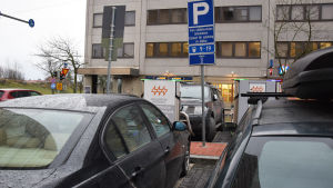 Trångt om saligheten. Felparkerade bilar gör det svårt för Seppo Rosvall att nå laddningsstationen. felparkerade bilar vid laddningsstation för elbilar,