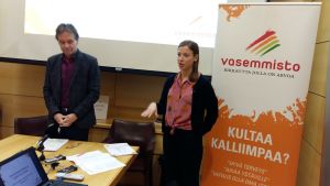 Riksdagsledamot Kari Uotila och partiordförande Li Andersson presenterade Vänsterförbundets skuggbudget. presenterar skuggbudgeten