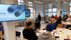 Martina Uotinen berättade om tvåspråkiga naturäventyrsläger. Martina Uotinen berättar om tvåspråkiga naturäventyrsläger på ett tvåspråkighetsseminarium i Åbo.