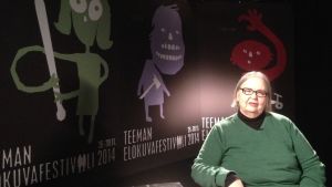 Helena Ylänen studiokuvauksissa 2014. Festivaalipuhetta: Helena Ylänen puhuu elokuvasta Auringonnousu.